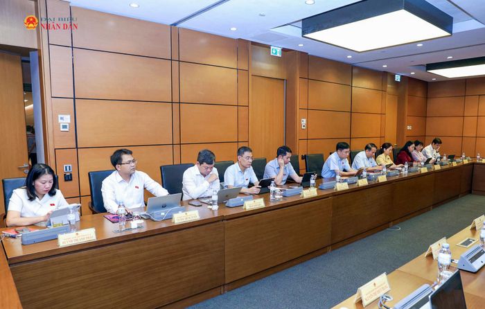 Các đại biểu tham dự phiên thảo luận tại Tổ 5