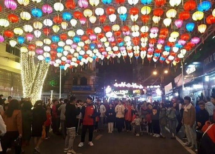 Phố đi bộ Kỳ Lừa - điểm đến du lịch hấp dẫn dịp cuối tuần. Ảnh: DLLS