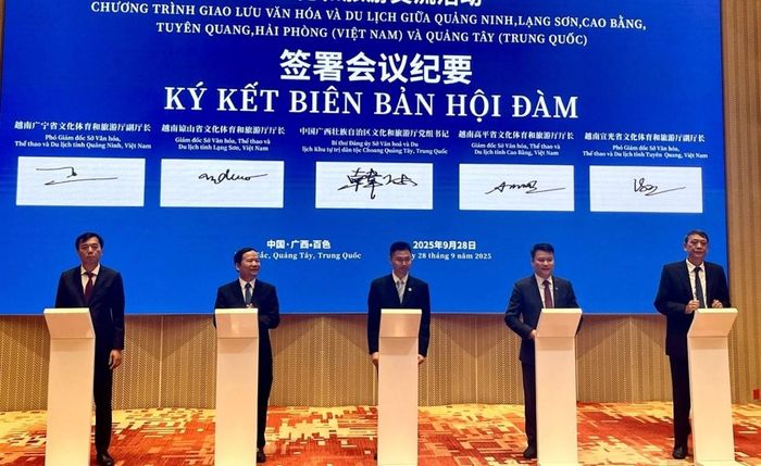 Lãnh đạo Sở Văn hóa, Thể thao và Du lịch các tỉnh, thành phố Quảng Ninh, Lạng Sơn, Cao Bằng, Tuyên Quang, Hải Phòng (Việt Nam) và Quảng Tây (Trung Quốc) ký kết biên bản hội đàm về giao lưu và hợp tác hữu nghị. Ảnh: VHLS