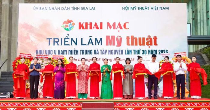 Đại biểu cắt băng khai mạc triển lãm. Ảnh: Huỳnh Vỹ