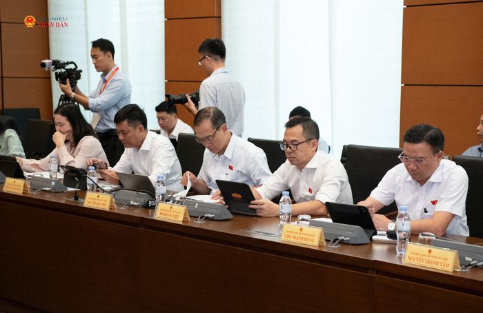 Các ĐBQH tỉnh Tây Ninh tham dự thảo luận Tổ 3. Ảnh: Lâm Hiển