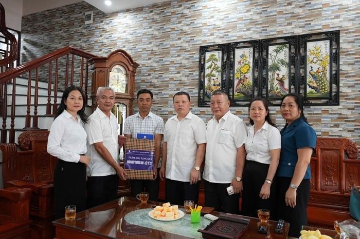 Chủ tịch Công đoàn EVNNPC Trần Tuấn Khanh cùng đoàn công tác thăm hỏi các gia đình chính sách Công ty Điện lực Ninh Bình. Ảnh NPC