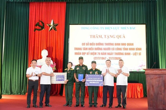 Chủ tịch Công đoàn EVNNPC Trần Tuấn Khanh cùng đoàn công tác Công đoàn EVNNPC thăm, tặng quà Cơ sở Điều dưỡng thương binh Nho Quan, tỉnh Ninh Bình. Ảnh NPC