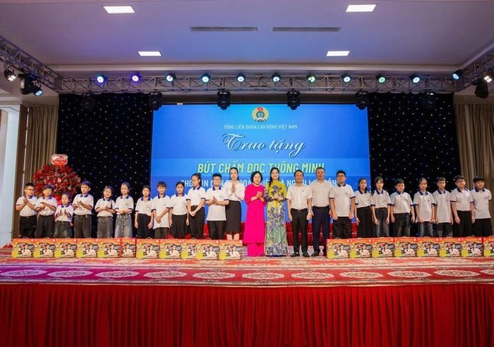 Phó Chủ tịch Công đoàn EVN Đinh Thanh Bình; Phó Tổng Giám đốc EVNNPC Hà Huy Tâm; Chủ tịch Công đoàn EVNNPC Trần Tuấn Khanh; Trưởng ban Nữ công EVNNPC Trịnh Kim Ngân cùng trao tặng bộ sách Bút chấm đọc tiếng Anh cho con CBCNV Tổng công ty. Ảnh NPC