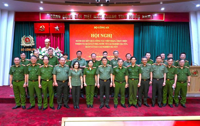 Bộ trưởng Lương Tam Quang cùng các đại biểu dự Hội nghị.