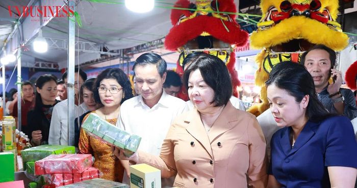 Phiên chợ quy tụ hơn 100 gian hàng của các HTX, doanh nghiệp và cơ sở sản xuất đến từ nhiều tỉnh, thành phố trên cả nước.