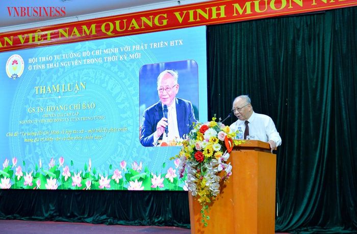 GS, TS Hoàng Chí Bảo, chuyên gia cao cấp, nguyên Ủy viên Hội đồng lý luận Trung ương phát biểu tham luận tại Hội thảo.