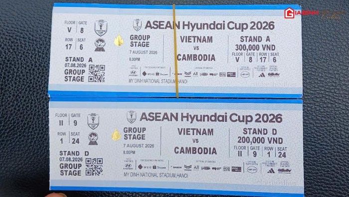 Giá vé trận Việt Nam và Campuchia được các cò vé bán chênh 50.000 - 100.000 đồng so với giá gốc.