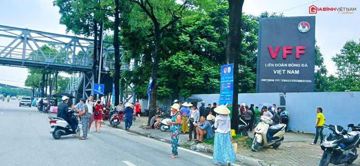 Người hâm mộ xếp hàng chờ mua vé.