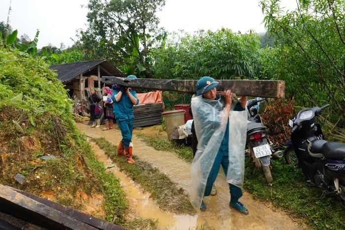 UBND tỉnh Lào Cai giao UBND các xã, phường trong vùng thiên tai tổ chức triển khai việc chi hỗ trợ đúng đối tượng, đúng chế độ, bảo đảm kịp thời, công khai, minh bạch.