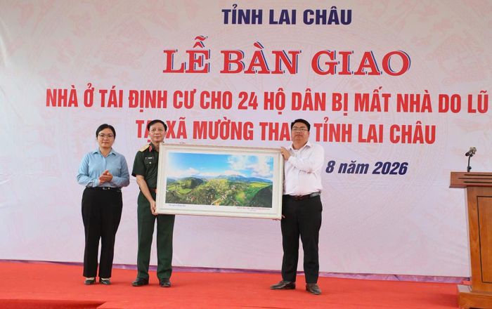 Lãnh đạo xã Mường Than cảm ơn đại diện đơn vị thi công khu tái định cư bản Sân Bay.