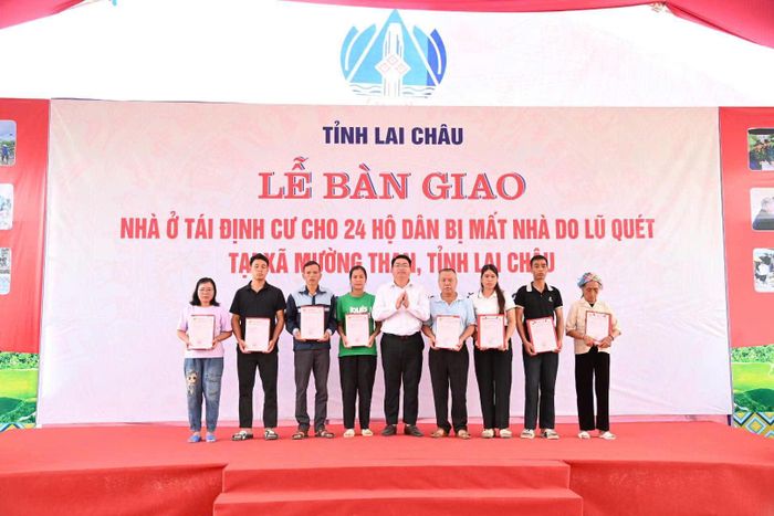 Lãnh đạo xã Mường Than trao giấy chứng nhận quyền sử dụng đất cho 24 hộ dân tại khu tái định cư bản Sân Bay.