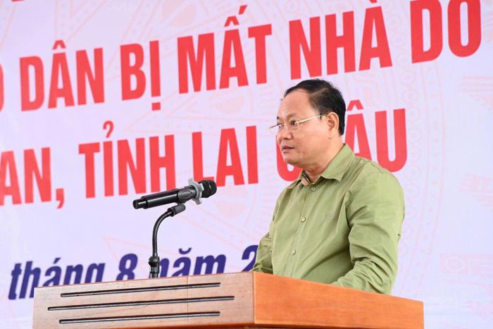 Đồng chí Lê Minh Ngân, Ủy viên Ban Chấp hành Trung ương Đảng, Bí thư Tỉnh ủy, Chủ tịch HĐND tỉnh Lai Châu phát biểu tại buổi lễ.