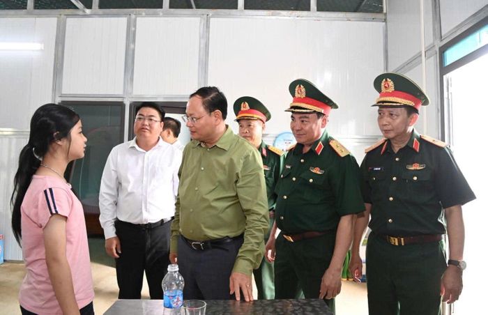 Đồng chí Lê Minh Ngân, Ủy viên Ban Chấp hành Trung ương Đảng, Bí thư Tỉnh ủy, Chủ tịch HĐND tỉnh Lai Châu thăm và động viên bà con ổn định nơi ở mới.