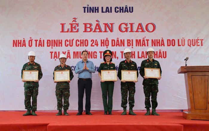 Đồng chí Hà Quang Trung, Phó Bí thư Tỉnh ủy, Chủ tịch UBND tỉnh Lai Châu động viên cán bộ, chiến sĩ thi công về đích trước 15 ngày giúp người dân ổn định cuộc sống.