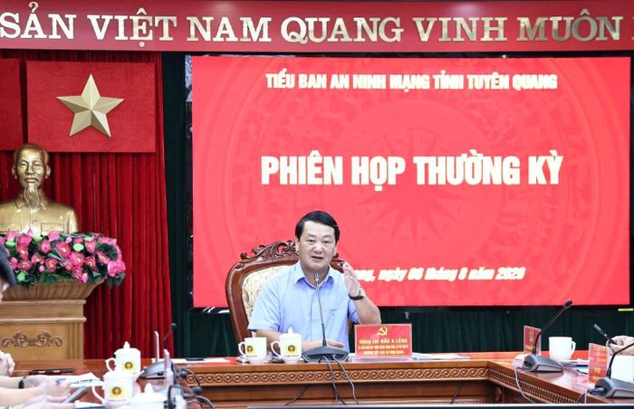 Tại điểm cầu tỉnh Tuyên Quang, đồng chí Hầu A Lềnh, Ủy viên Ban Chấp hành Trung ương Đảng, Bí thư Tỉnh ủy, Trưởng Tiểu ban An ninh mạng tỉnh chủ trì hội nghị. Ảnh Báo Tuyên Quang