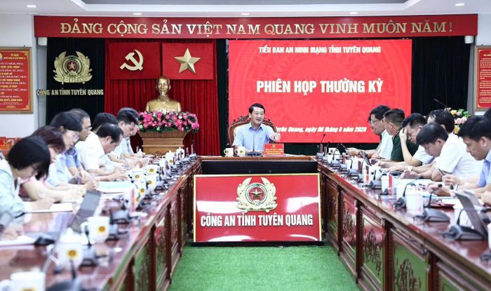 Đồng chí Hầu A Lềnh phát biểu tại phiên họp, điểm cầu Tuyên Quang. Ảnh Báo Tuyên Quang