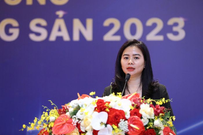 Bà Hoàng Thu Hằng phát biểu tại hội thảo