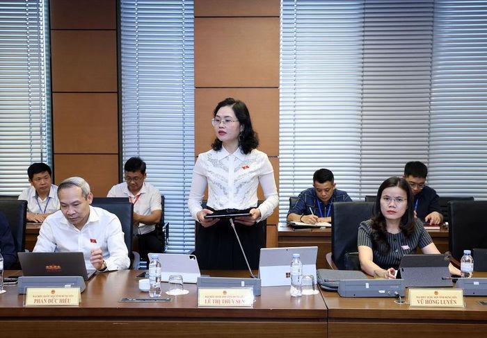 ĐBQH Lê Thị Thúy Sen (Hưng Yên) phát biểu thảo luận tại Tổ 5