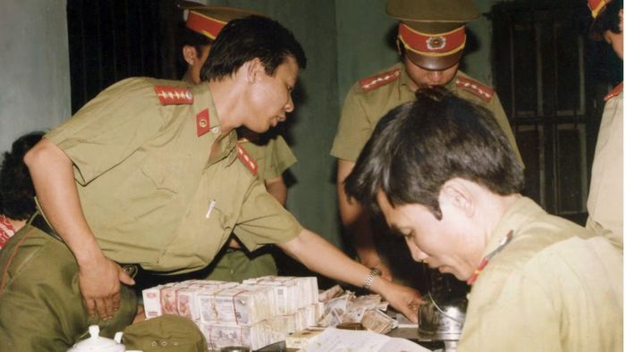 Lực lượng Cảnh sát Kinh tế tổ chức triệt phá đường dây vận chuyển tiền tệ trái phép.