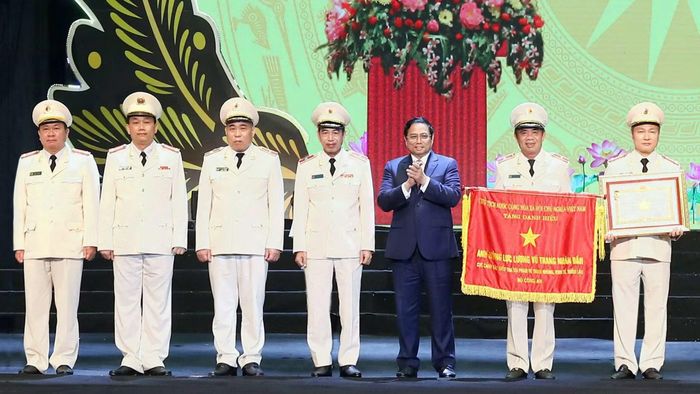 Đồng chí Phạm Minh Chính, khi đó là Thủ tướng Chính phủ, trao danh hiệu Anh hùng lực lượng vũ trang nhân dân tặng Cục Cảnh sát điều tra tội phạm về tham nhũng, kinh tế, buôn lậu năm 2022.