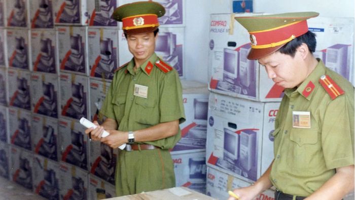 Lực lượng Cảnh sát Kinh tế bắt giữ hàng lậu qua đường biển.