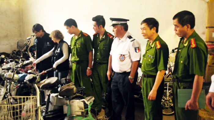 Lực lượng Cảnh sát Kinh tế phối hợp với Cảnh sát và chuyên gia Pháp bắt giữ hàng giả, xâm phạm sở hữu trí tuệ.