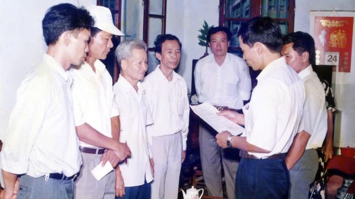 Điều tra viên đọc Quyết định khởi tố vụ án, Quyết định khởi tố bị can, Lệnh bắt tạm giam bị can Nguyễn Văn Tuyên, Phó Tổng Giám đốc Công ty Dệt Nam Định năm 1996.