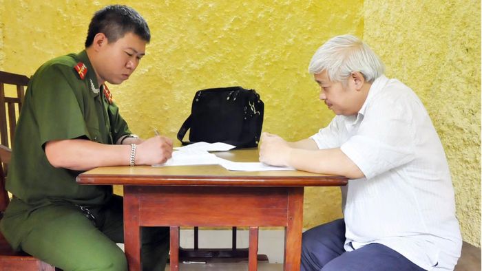 Điều tra viên hỏi cung bị can Nguyễn Đức Kiên tại trại giam.