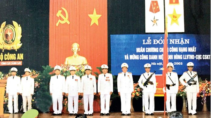 Lễ đón nhận Huân chương Chiến công hạng Nhất và Mừng công danh hiệu Anh hùng lực lượng vũ trang nhân dân của Phòng đấu tranh án kinh tế công nghiệp và xây dựng thuộc Cục Cảnh sát kinh tế ngày 28/10/2003.