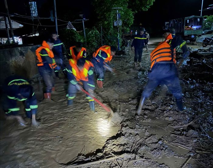 Bùn đất tràn đường, nhiều điểm giao thông ùn tắc.