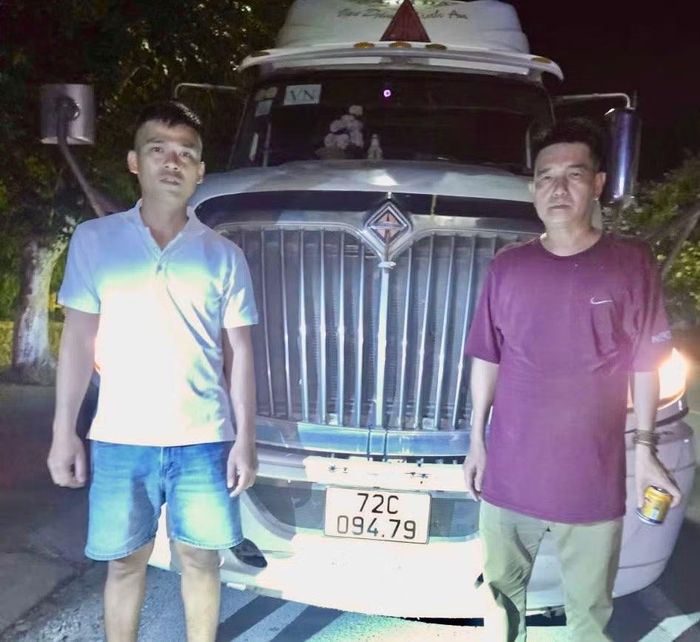 Những chiếc xe được sử dụng để vận chuyển số lượng lớn hàng hóa trái phép qua biên giới Việt – Lào trong vụ án vừa bị Công an tỉnh Quảng Trị khởi tố, điều tra.