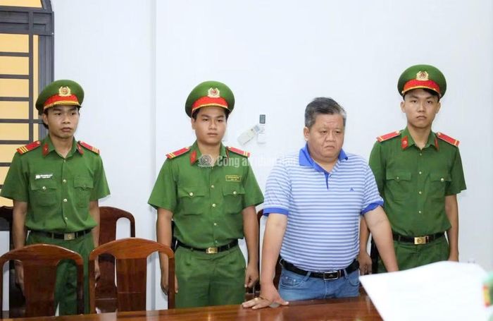Cơ quan An ninh điều tra tống đạt các quyết định tố tụng đối với bị can Trường.