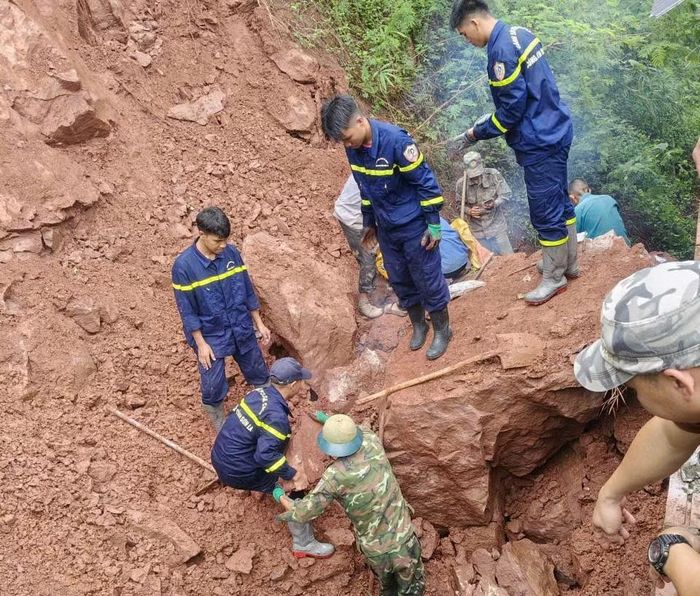 Khối lượng lớn đất, đá từ taluy phía sau sạt lở, tràn vào ngôi nhà của anh Lò Văn Hưng ở bản Chiềng Đông, xã Yên Châu.
