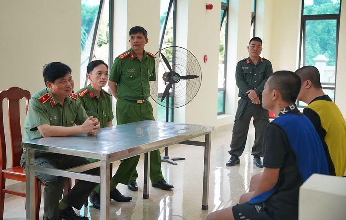 Thiếu tướng Vũ Văn Đấu và Đại tá Đỗ Ngọc Minh trực tiếp lấy lời khai các đối tượng.