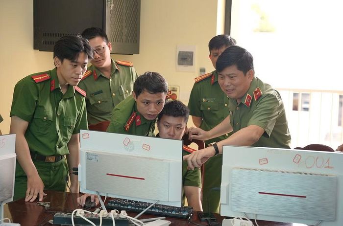 Thiếu tướng Vũ Văn Đấu kiểm tra dữ liệu điện tử truy xuất từ máy tính của tổ chức tội phạm.