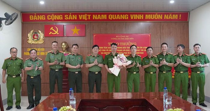 Thiếu tướng Vũ Văn Đấu động viên, khen thưởng Ban Chuyên án.