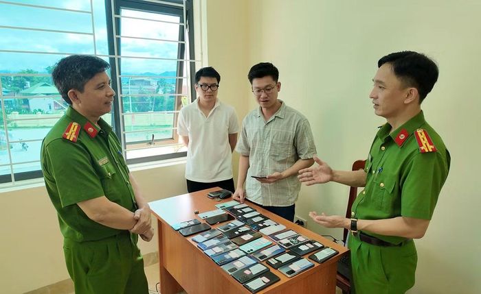 Đại tá Đỗ Ngọc Minh - Phó Giám đốc Công an tỉnh Điện Biên, kiểm tra tang vật.