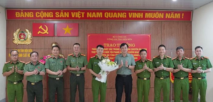 Đồng chí Lò Văn Cương chúc mừng Ban Chuyên án.