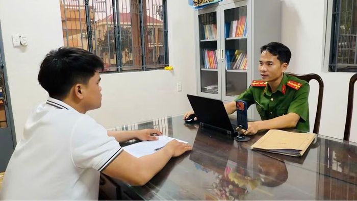 Điều tra viên Công an phường Bình Phước làm việc với đối tượng Dương Đại Long.