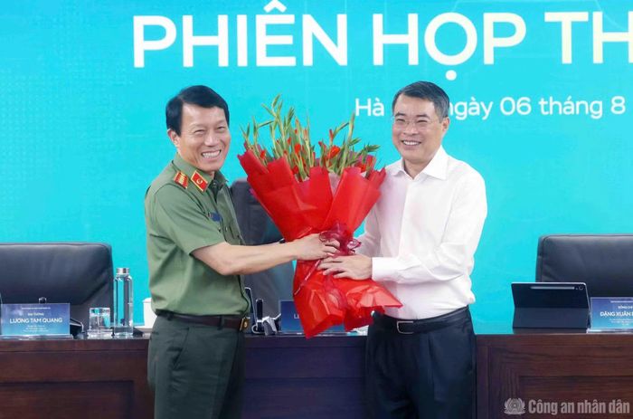 Bộ trưởng Lương Tam Quang tặng hoa chúc mừng Thủ tướng Lê Minh Hưng.