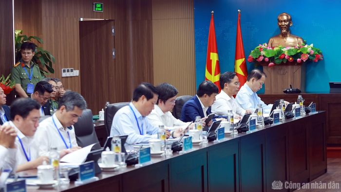 Các đại biểu dự phiên họp.