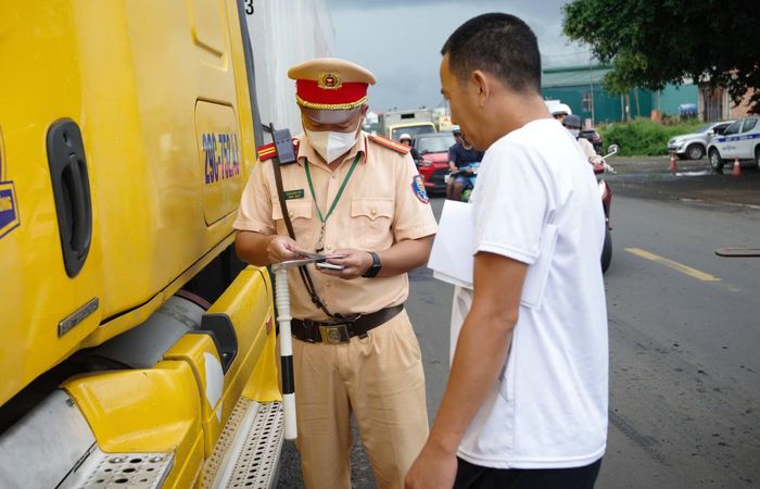 Cán bộ, chiến sĩ Phòng CSGT Công an tỉnh Đắk Lắk hướng dẫn tài xế lấy mẫu test ma túy, các chất kích thích khác.
