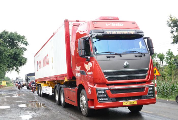 Lưu lượng xe Container, xe tải tăng đột biến những ngày qua trên địa bàn tỉnh Đắk Lắk khi bắt đầu bước vào vụ thu hoạch sầu riêng.