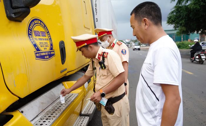 CSGT tiến hành kiểm tra ma túy, chất kích thích đối với một tài xế container.
