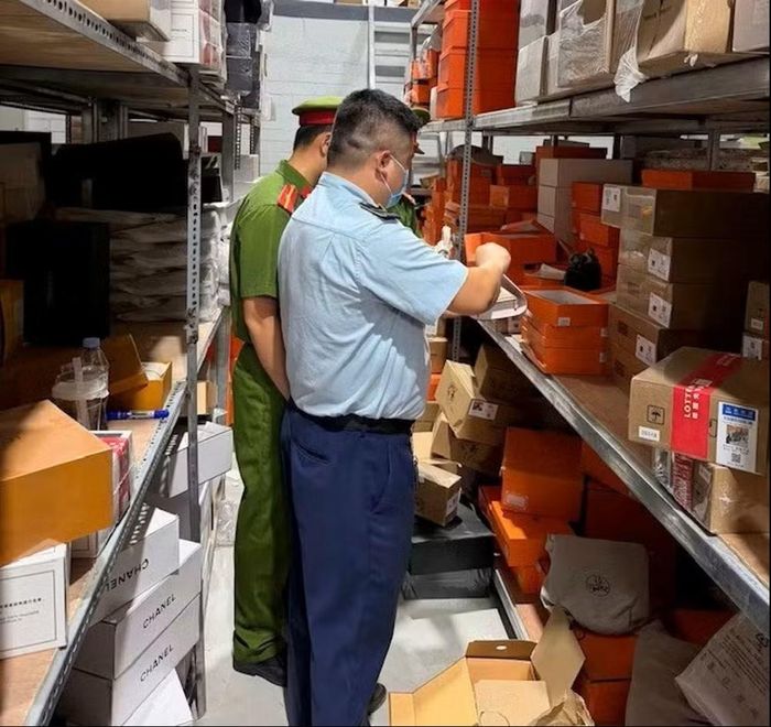 Lực lượng liên ngành kiểm tra cơ sở kinh doanh của bà Nguyễn Thị Hương.