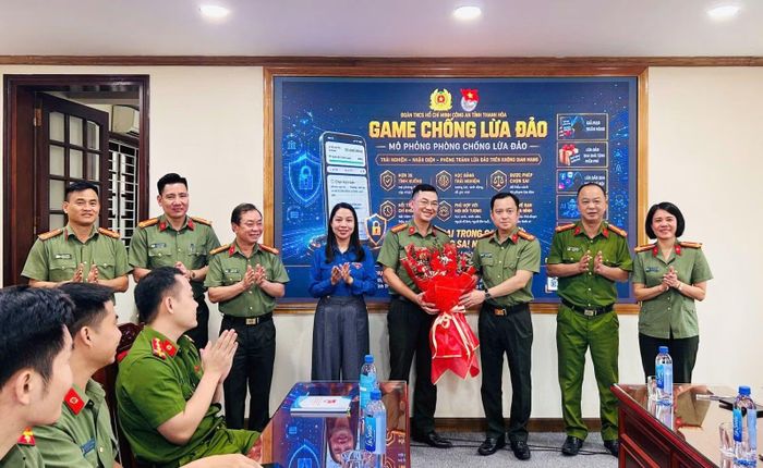 Lãnh đạo Công an tỉnh Thanh Hóa tặng hoa, chúc mừng lễ ra mắt ứng dụng "Mô phỏng phòng, chống lừa đảo".