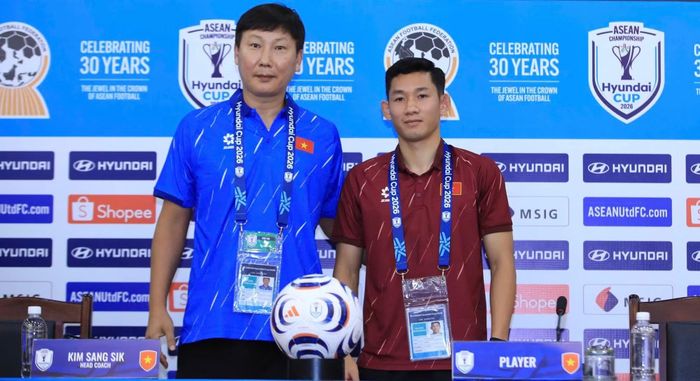 HLV Kim Sang Sik và cầu thủ Hai Long tại buổi họp báo trưa 6/8.