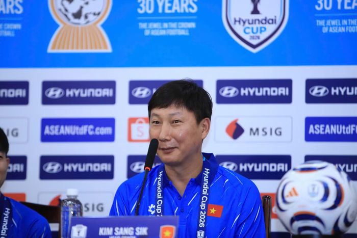 HLV Kim Sang Sik phát biểu tại buổi họp báo.