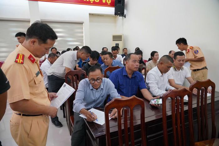 Tuyên truyền pháp luật về TTATGT và hoạt động vận tải đường bộ.